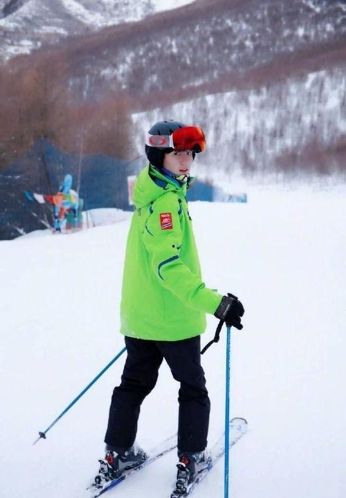 国产ak滑雪服评测视频,保暖性能与时尚兼具的冬日必备